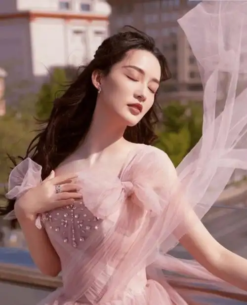 晚会唐艺昕状态爆棚,李沁关晓彤好美,最引人注目的是热巴_白色_女孩