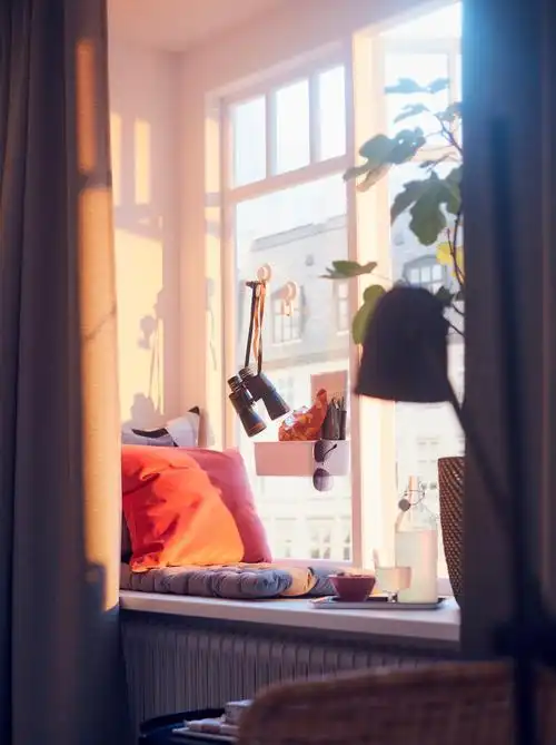 阳光透过窗户照进房间,背景是城市景观.