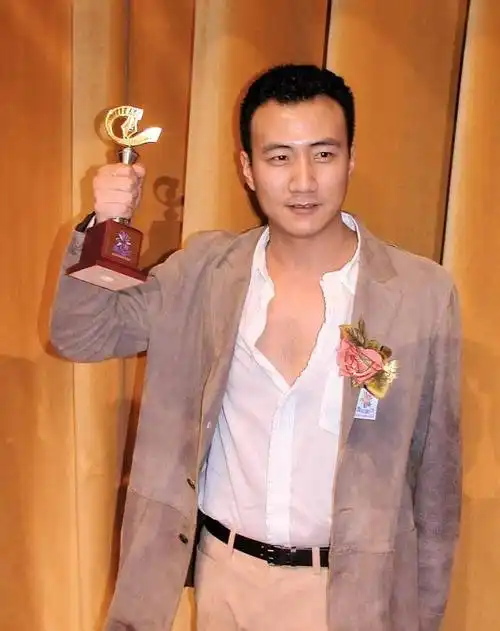 回顾胡军台上霸气硬汉把温柔给了两个女人儿子却不像亲生的