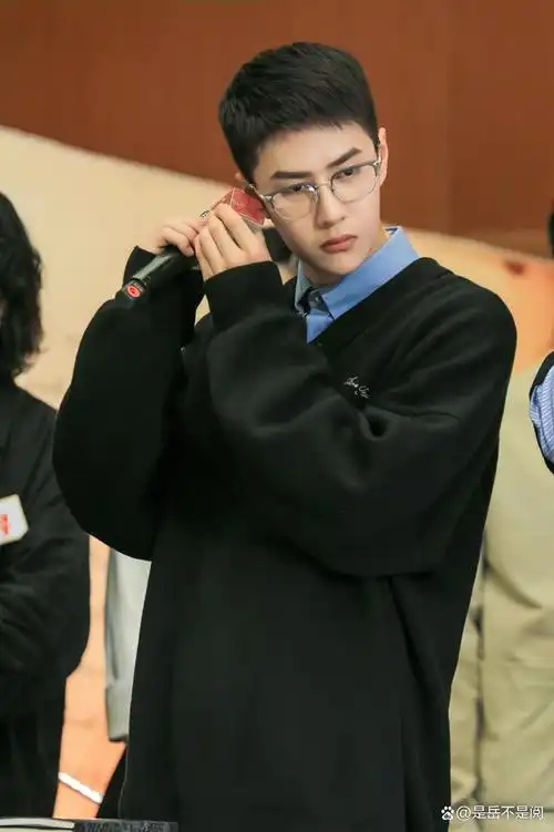 王一博,黄景瑜,肖战,黄明昊,王安宇谁的"寸头"颜值最抗打?