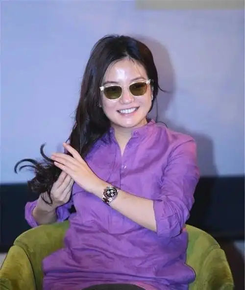 赵薇素颜亮相机场,腿细到吓人,重新瘦回人生巅峰_网易订阅