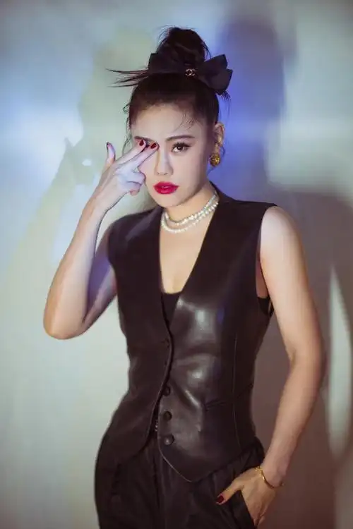 袁娅维这造型真省布料,套装裙露15厘米腰还"挖空",性感迷人