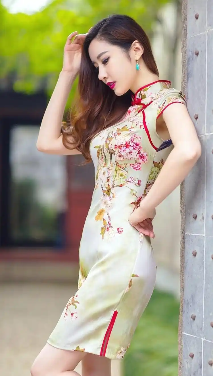 一个有着东方女性气质美的长发旗袍美女