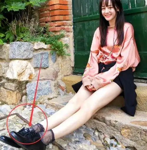 女生脚大怎么办?看到热巴系鞋带的方式,大脚女孩羡慕了!