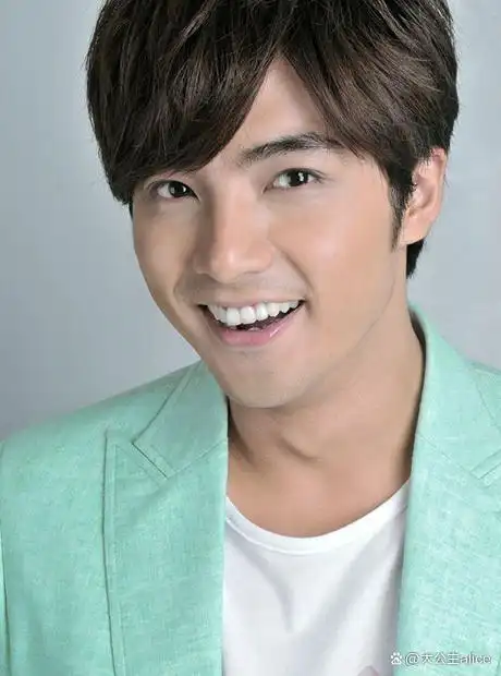 人称小美的贺军翔在个人社交账号上晒了一组照片,并配文说是最近拍的