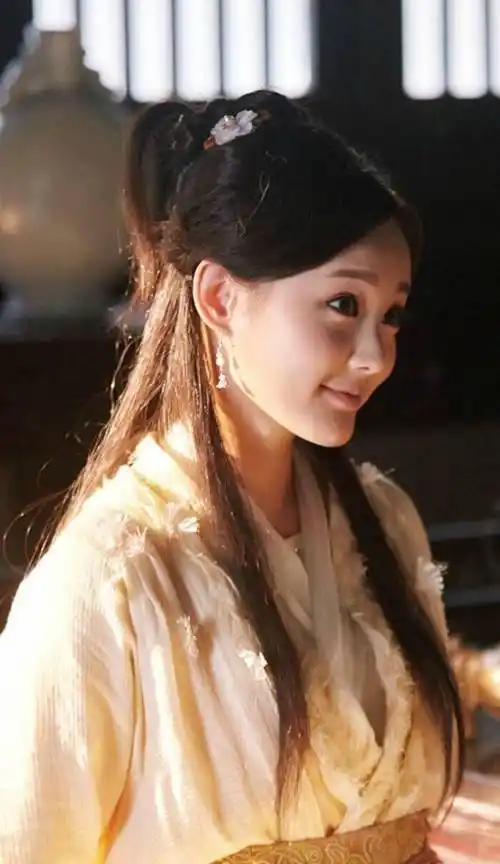 李一桐堪比翁美玲版的黄蓉 灵动的双眸 亮白的直腿 时尚写真太美了