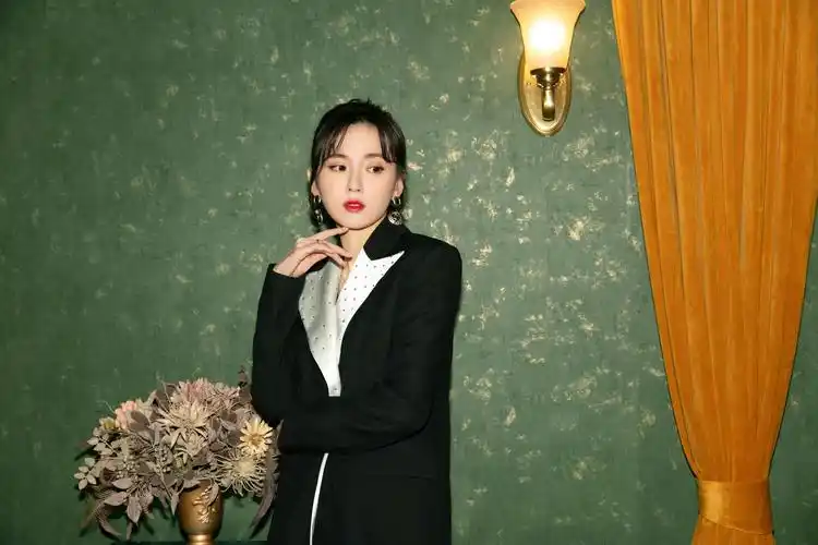 江铠同最新大片曝光 简约镶钻西装复古风十足_手机搜狐网