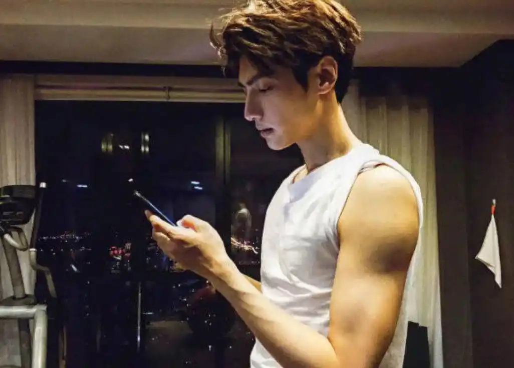 提起脸上满满阳光少年感,身材却是肌肉感爆棚的男明星你会想到谁呢?