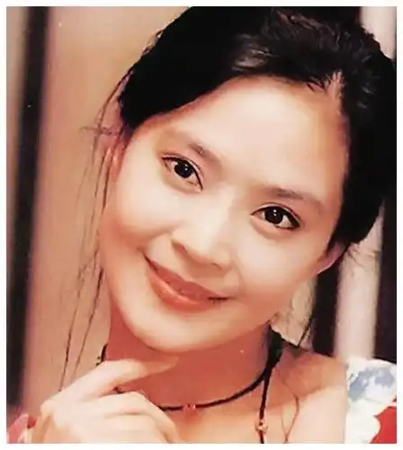 55岁婉君俞小凡近照老公高大帅气儿女没有遗传父母的好基因