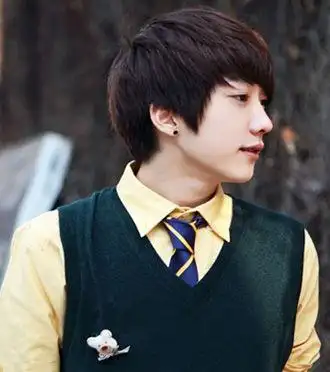 圆脸男生斜 齐刘海短发发式