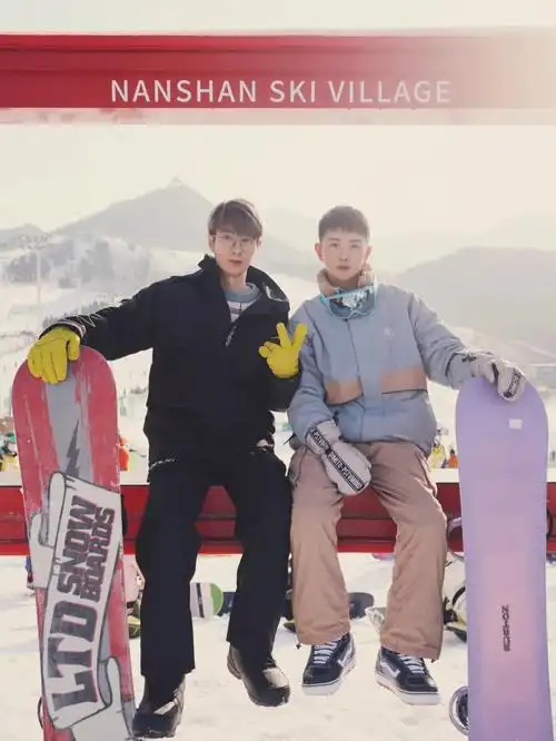 两个男生一起滑雪合影可以这样拍