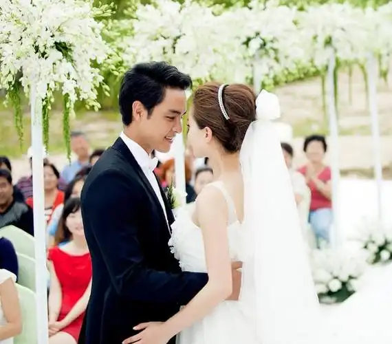 明道即将定居上海!与老婆穿情侣装看房,王婷萱怀抱女儿好温柔