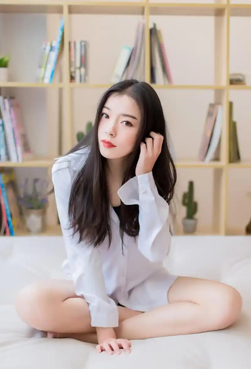 极品尤物露肩衬衣美腿诱惑私房写真图片