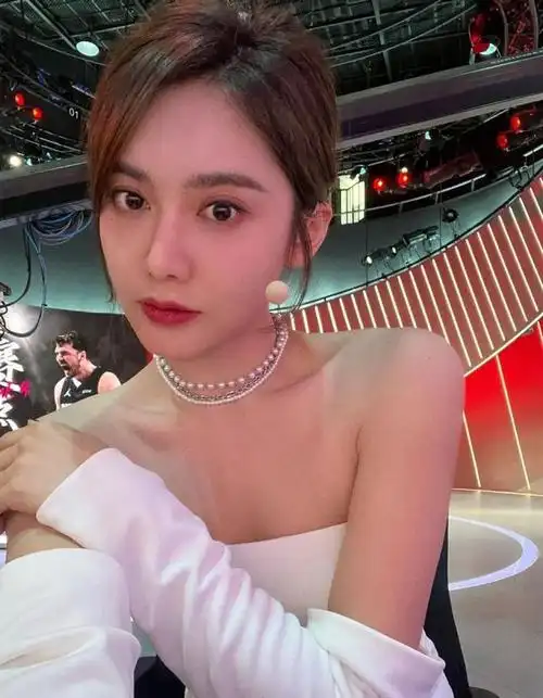 腾讯体育nba女主播美娜,1993年出生于东北吉林,身高1米67,毕业于吉林
