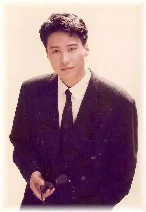 看这些照片就知道黎明年轻巅峰颜值有多帅