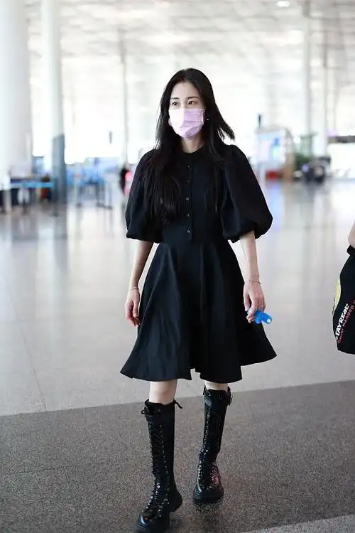 当妈后张碧晨衣品开挂一身黑色look挺惊艳却瘦得让人心疼