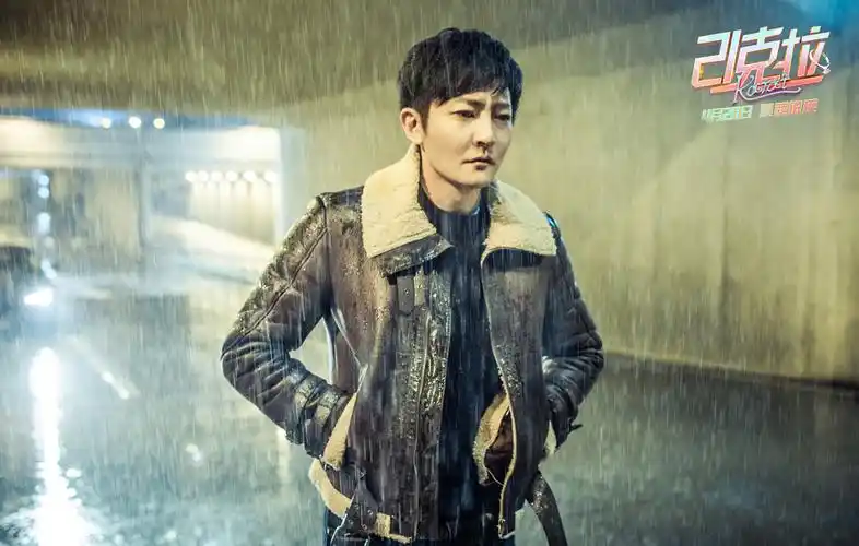 电影《21克拉》中郭京飞饰演的男主角王继伟,就是这样一个将省钱作为