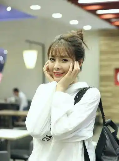 28岁的沈梦辰没修图原来长这样,留着空气刘海发型的她好有少女感_显得