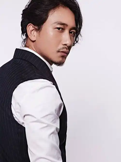 非科班出身,出道就是演技实力派,这位人气不高的85后大叔:帅!