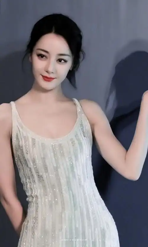 上去美在@dear-迪丽热巴这好像真的没有尽头今天这声老婆小咪先喊为敬