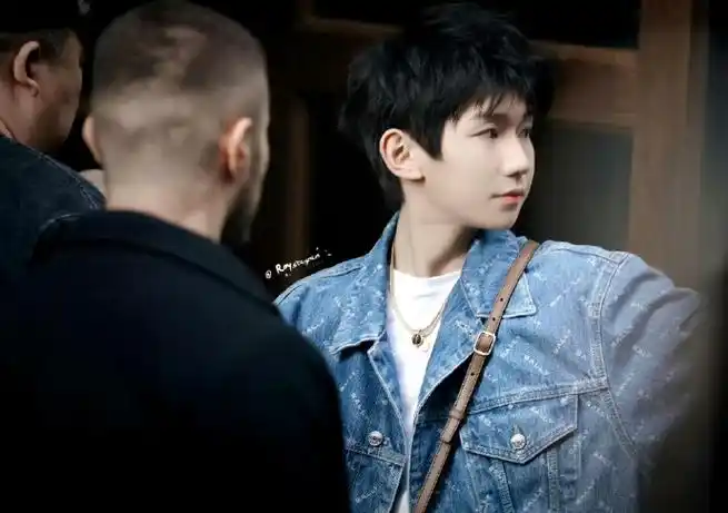 王源米兰看秀图#王源出席米兰时装周秀场图清爽蓝色牛仔外套少母行