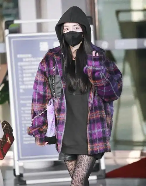 杨幂军绿色套装亮相综艺节目麻花辫搭配金丝眼镜尽显利落帅气