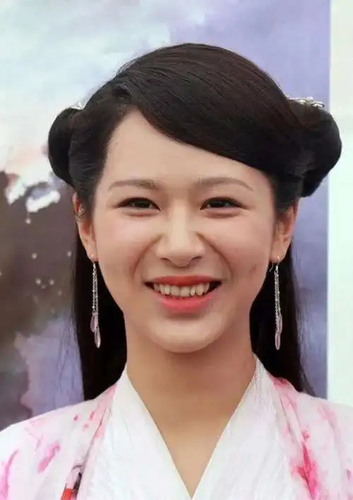 就杨紫的原图来说,脸部线条流畅,五官依然好看,可是法令纹太重了,让她