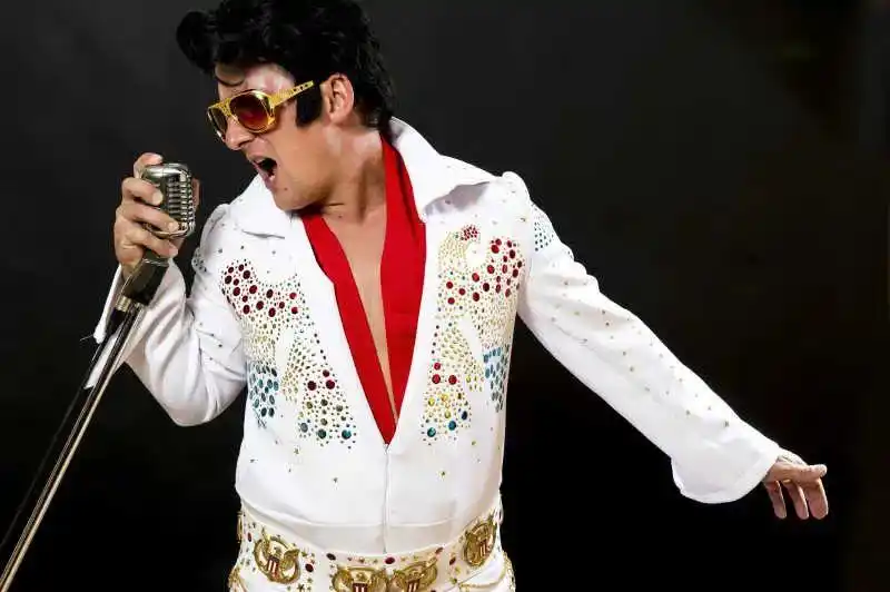 性"四个字,而提到摇滚圈的渣男,"猫王"这个名字一定会出现在名单之中