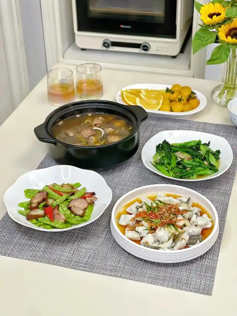 热气腾腾的三菜一汤,满屋子的香味,不闻人间烟火,但食人间美味 - 抖音