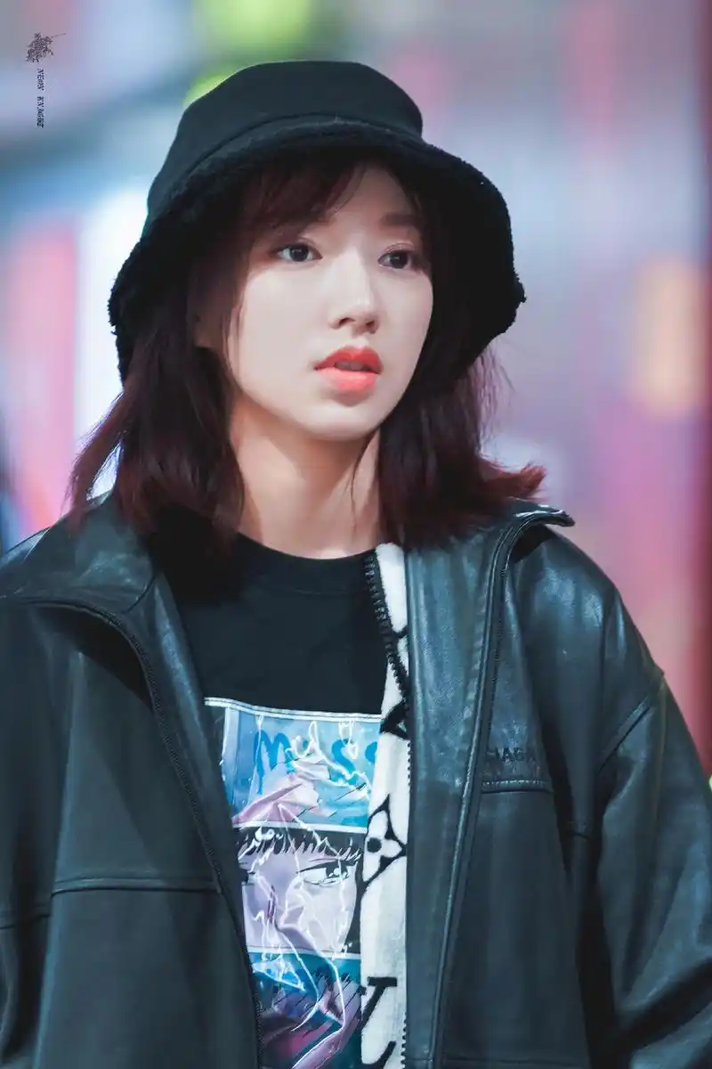 组图程潇剪短发似邻家女孩穿黑色皮夹克随手撩发可盐可甜