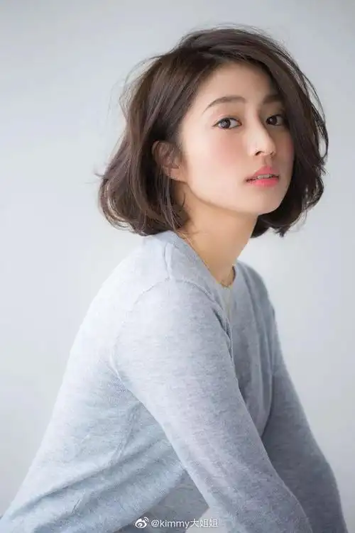 落肩锁骨发9999这个造型应该是十元最经典的发型之一了,随性又