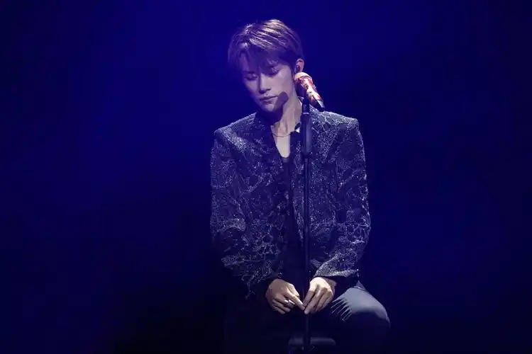 易烊千玺首场演唱会落幕 翻唱经典《无地自容》
