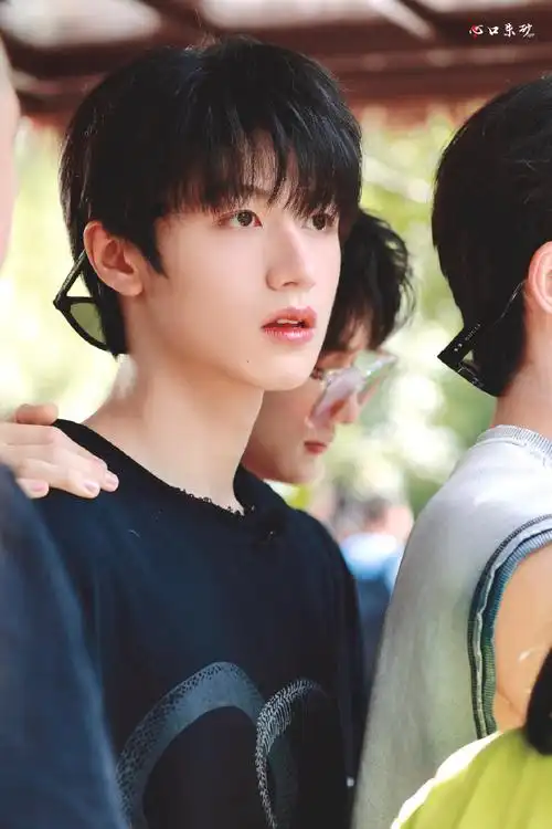 朱志鑫[超话]##朱志鑫反戴墨镜