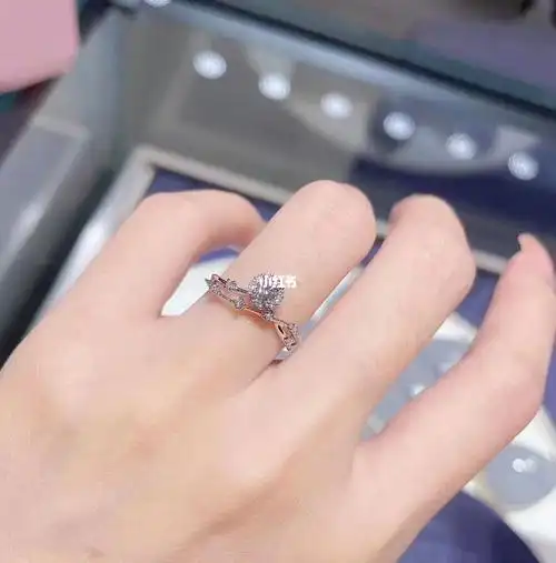 周大福新款·爱灿若星辰18k金仙女钻戒
