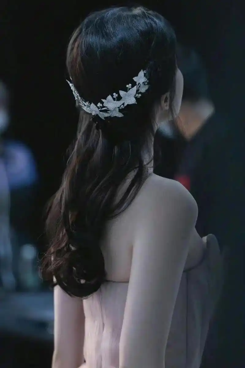 刘亦菲,一个背影,一个侧影就能美出圈,把人迷的七荤八素的女人,女明星