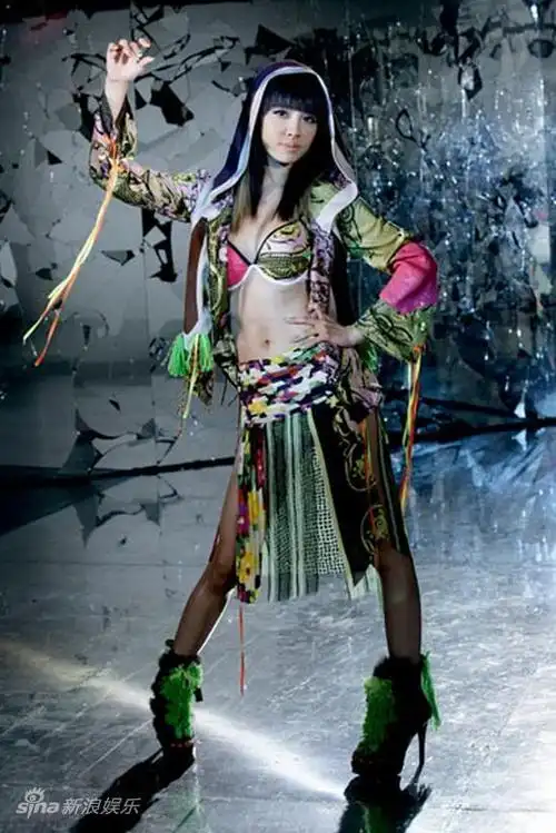 图文蔡依林七上八下mv蔡依林着彩色比基尼