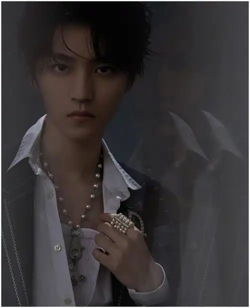 王俊凯beautiful舞台好绝,黑白极致配__财经头条