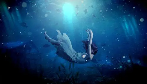 的艺术流绘图动态壁纸,画面是坠入海中的白衣少女在缓缓下沉的场景