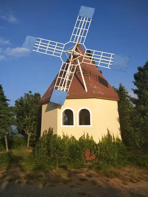这是荷兰标志建筑物,有着风车的房子,黄色将房子衬托得十分温暖.