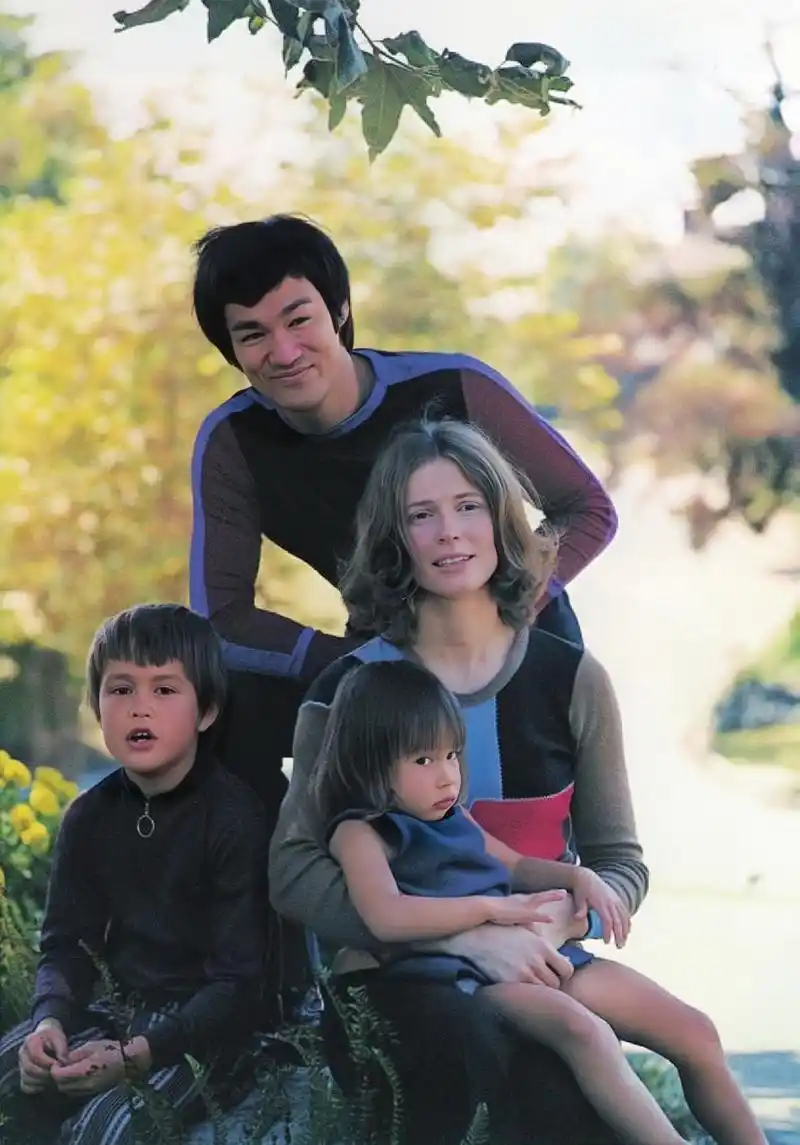 1973年,李小龙一家的合影照.