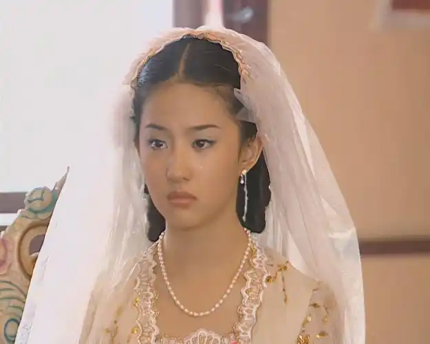 白秀珠这件婚纱像舞蹈服一样,比较挑身材,不过刘亦菲穿起来将她的身材