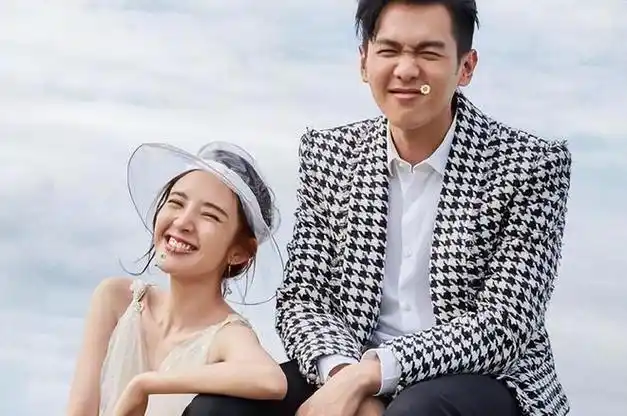 唐艺昕夫妇与李沁聚会 4岁女儿罕露面,嘴巴超像张若昀身高瞩目