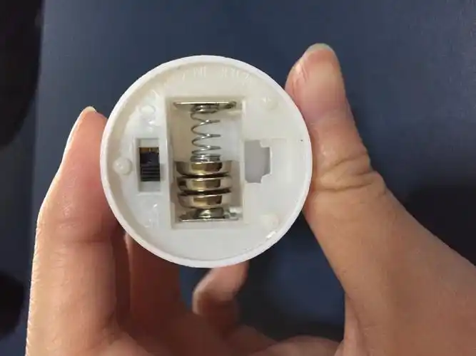 电池遭里多放2粒纽扣电池会烧坏灯吗?