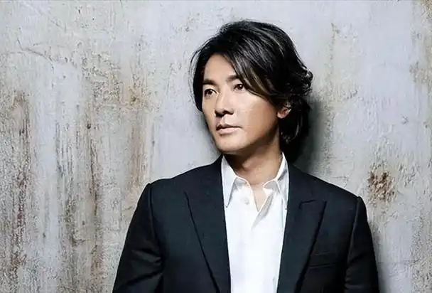 郑伊健携妻定居日本,近况曝光,暴瘦至变形,50岁妻子疑似怀孕