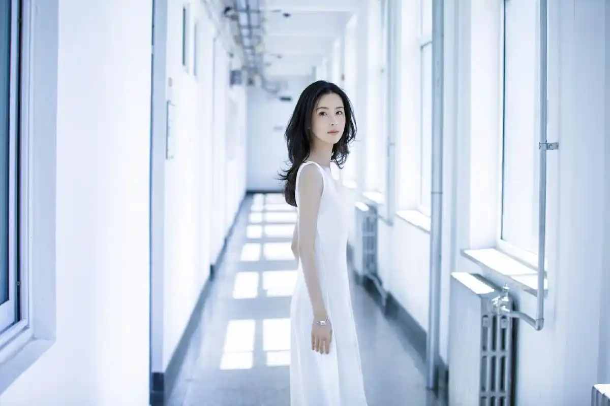 陈都灵白色连衣裙青春活力写真