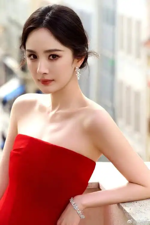 中国红抹胸高定#杨幂新剧中饰演涂山红红,再次穿上中国红抹胸高定礼服