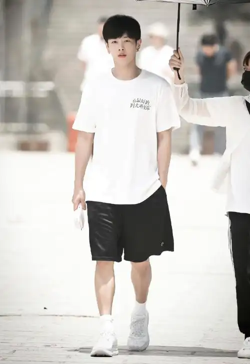 李汶翰代言巧乐兹大片短袖t恤配牛仔马甲气质超甜少年感爆棚