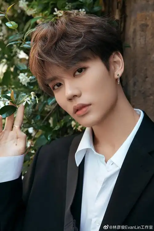 林彦俊有没有那种可以直接给人灵魂一击wctm这眼睛真特么好看的图啊