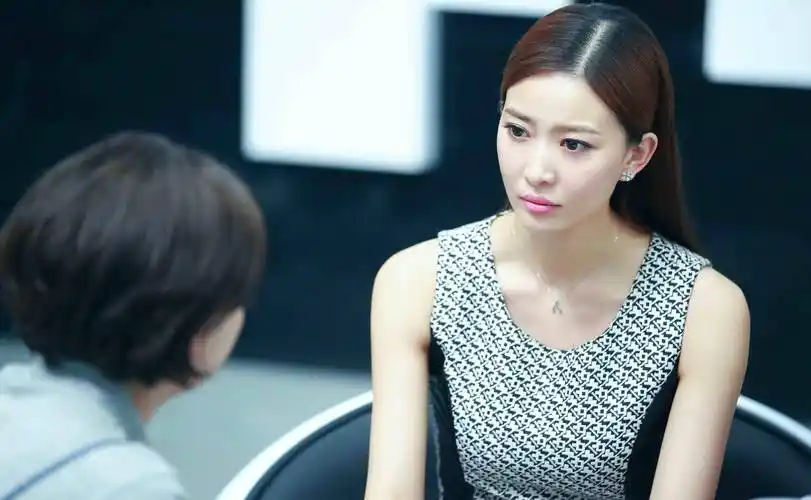 演员周知:帮小林青霞配音,出道18年不温不火,开店做生意也幸福_演出