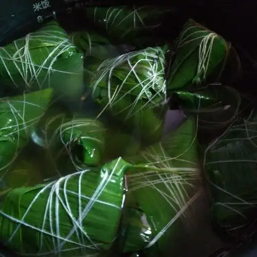 小贴士: 用电饭煲煮粽子特别简单方便,开后把电源切断即可,然后就焖